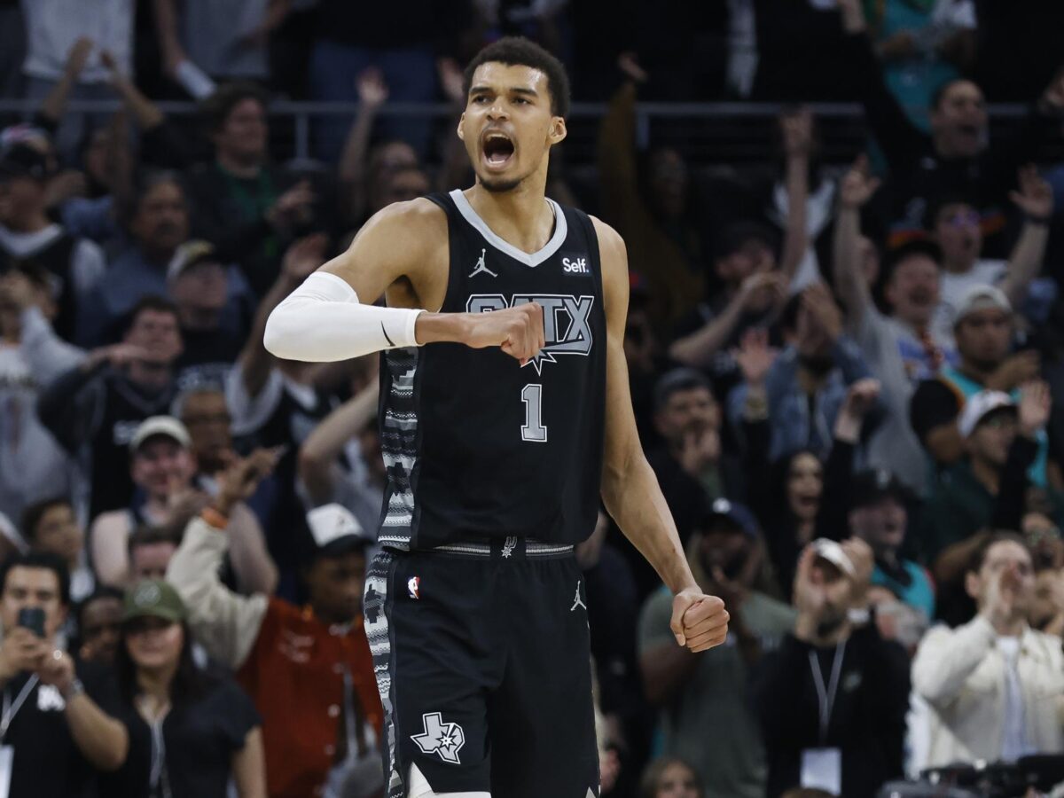 Fotografía de archivo, tomada el pasado 17 de marzo, en la que se registró al francés Victor Wembanyama, pívot estrella de los Spurs de San Antonio, al celebrar una de sus anotaciones durante un partido de la NBA, en Austin (Texas, EE.UU.). EFE/Adam Davis