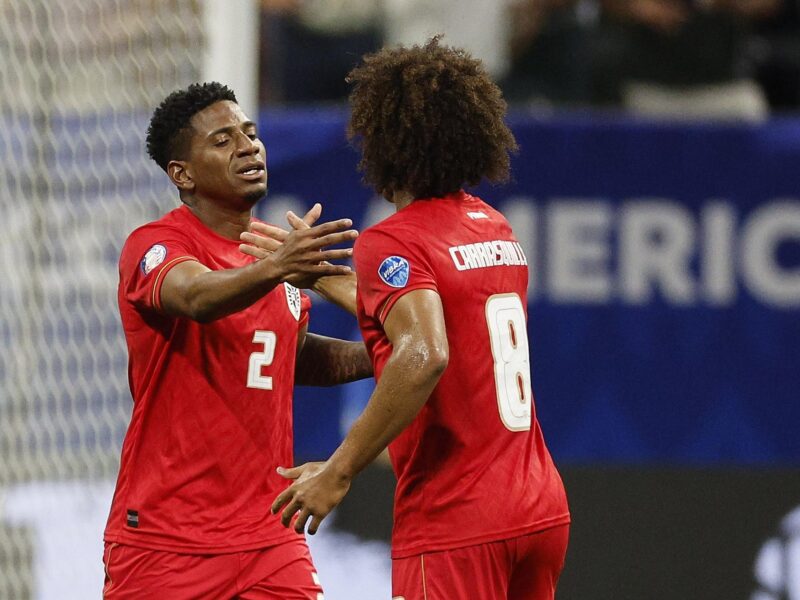 Cesar Blackman de Panamá (i) y Adalberto Carrasquilla en la Copa América 2024. EFE/EPA/ERIK S. MENOR