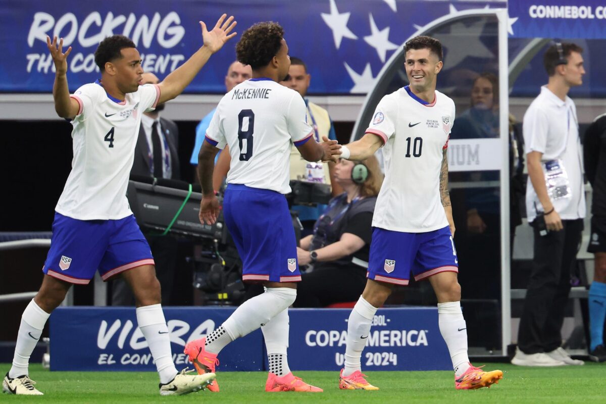 El delantero estadounidense Christian Pulisic (d) es felicitado por el centrocampista Weston McKennie (C) y Tyler Adams (i) en la Copa América 2024. EFE/EPA/KEVIN JAIRAJ
