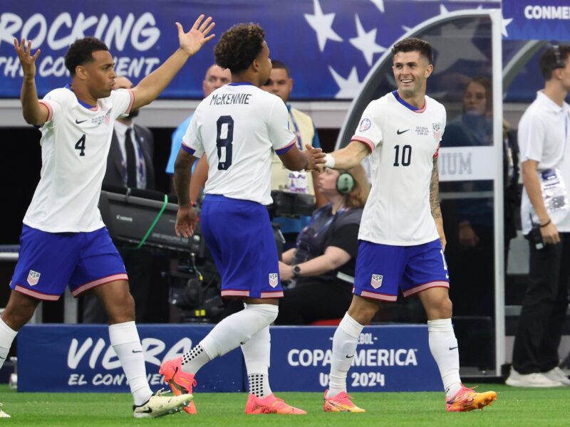 El delantero estadounidense Christian Pulisic (d) es felicitado por el centrocampista Weston McKennie (C) y Tyler Adams (i) en la Copa América 2024. EFE/EPA/KEVIN JAIRAJ