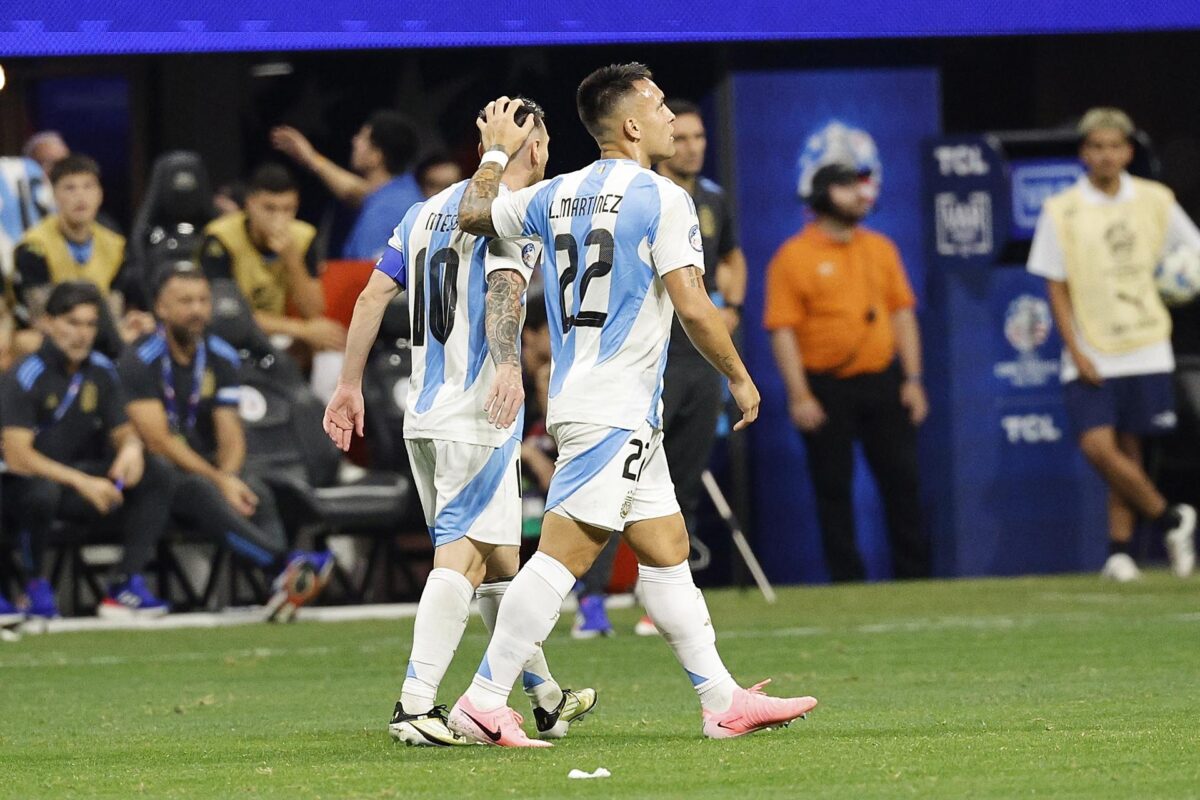 Lautaro Martinez (d), delantero de Argentina, fue registrado este jueves, 20 de junio, al agradecerle a su compañero Lionel Messi la asistencia que le permitió anotarle el segundo gol a Canadá en el partido inaugural de la Copa América 2024, en el estadio Mercedes Benz de Atlanta (Georgia, EE.UU.). EFE/Erik S. Lesser