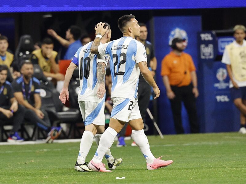 Lautaro Martinez (d), delantero de Argentina, fue registrado este jueves, 20 de junio, al agradecerle a su compañero Lionel Messi la asistencia que le permitió anotarle el segundo gol a Canadá en el partido inaugural de la Copa América 2024, en el estadio Mercedes Benz de Atlanta (Georgia, EE.UU.). EFE/Erik S. Lesser