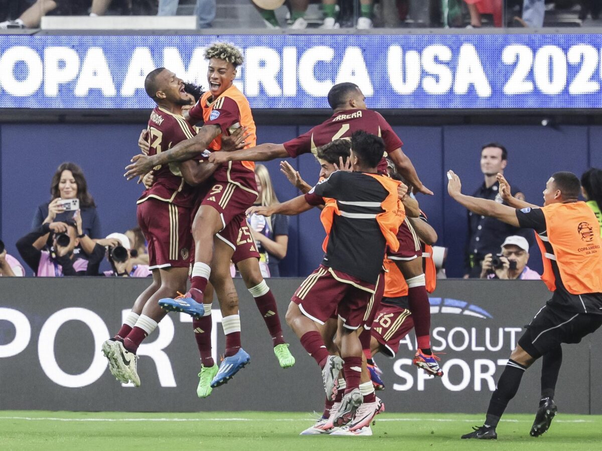 Venezuela celebra un gol de Salomon Rondon (i) en la Copa América. CENA EFE/EPA/ALLISON