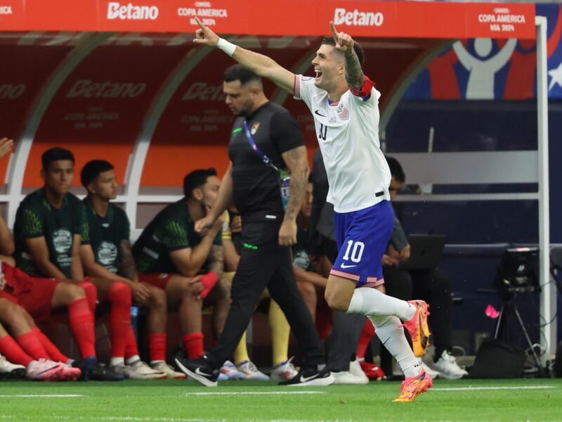 El delantero estadounidense Christian Pulisic celebra después de anotar durante un partido de la Copa América 2024. EFE/EPA/KEVIN JAIRAJ