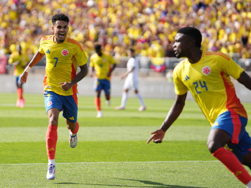 Luis Díaz (i) y Jhon Córdoba (d) de Colombia celebran un gol ante Bolivia en un partido amistoso internacional en el estadio Rentschler Field en East Heatford (EEUU). EFE/Joe Buglewicz