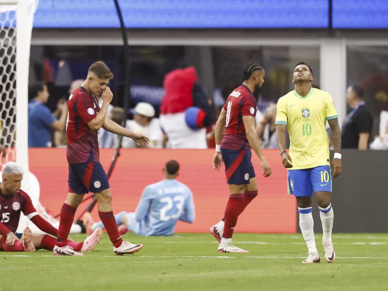 El delantero brasileño Rodrygo (d) reacciona al fallar un tiro en la Copa América 2024. EFE/EPA/CAROLINE BREHMAN