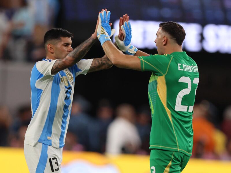 El defensor argentino Cristian Romero (i) y el portero argentino Emiliano Martínez (d) en la Copa América 2024. EFE/EPA/JUSTIN LANE
