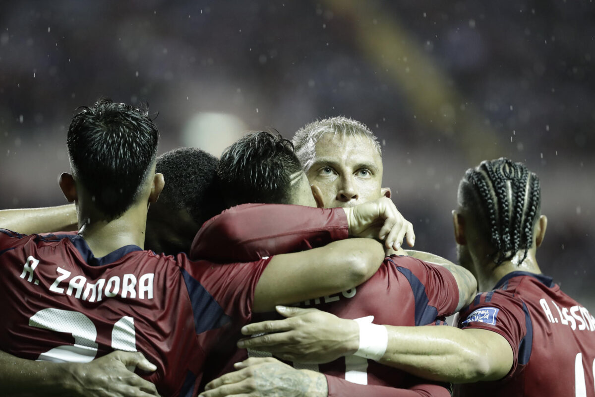 Jugadores de Costa Rica celebran un gol en un partido de  de las eliminatorias de Concacaf para el Mundial 2026. EFE/ Jeffrey Arguedas