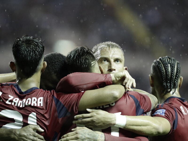 Jugadores de Costa Rica celebran un gol en un partido de  de las eliminatorias de Concacaf para el Mundial 2026. EFE/ Jeffrey Arguedas