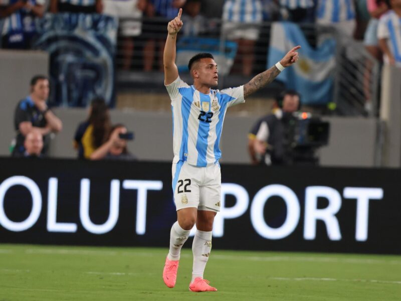 El delantero argentino Lautaro Martínez fue registrado este martes, 25 de junio, al celebrar el gol que le anotó a Chile, durante un partido del grupo A de la Copa América 2024, en el estadio MetLife de East Rutherford (Nueva Jersey, EE.UU.). EFE/Justin Lane
