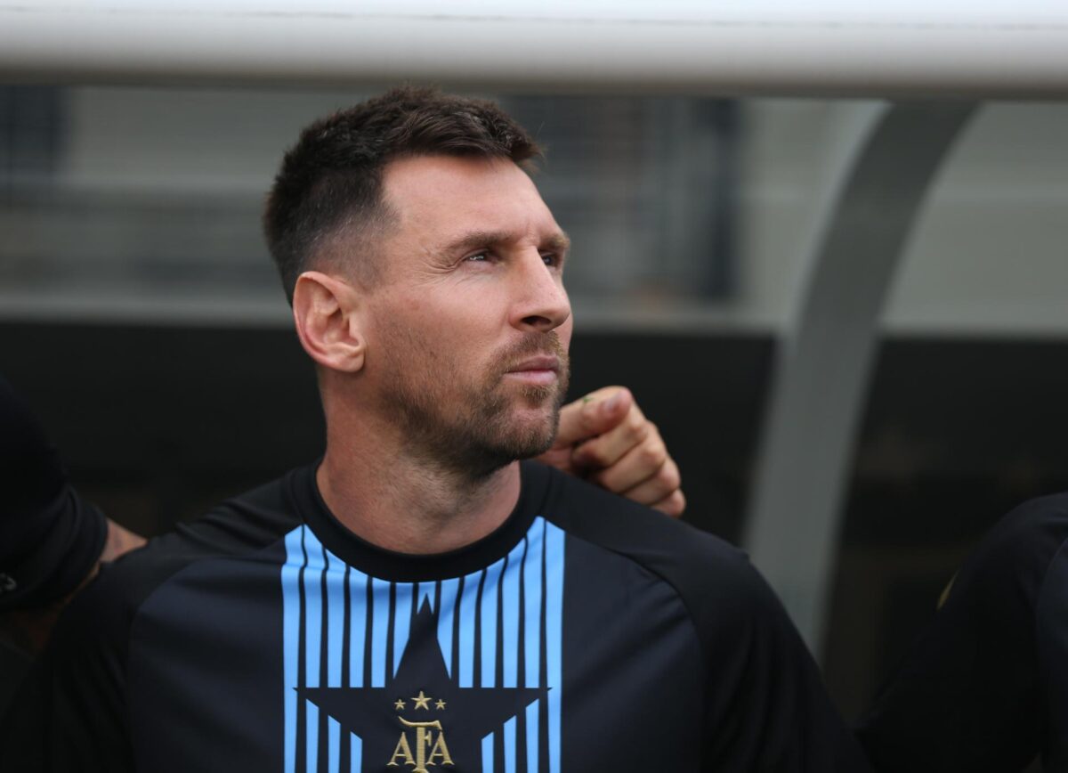 Lionel Messi, capitán de la selección argentina, declaró que se sintió apenado porque Diego Armando Maradona no hubiera podido disfrutar de ver a la Albiceleste levantar la Copa del Mundo en Qatar 2022. EFE/EPA/TRENT SPRAGUE