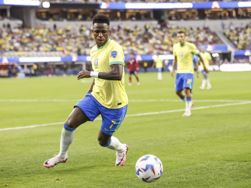 El delantero brasileño Vinicius Junior juega el balón durante la segunda mitad del partido de fútbol del grupo D de la CONMEBOL Copa América 2024 entre Brasil y Costa Rica, en Inglewood, California, EE.UU. EFE/EPA/CAROLINE BREHMAN