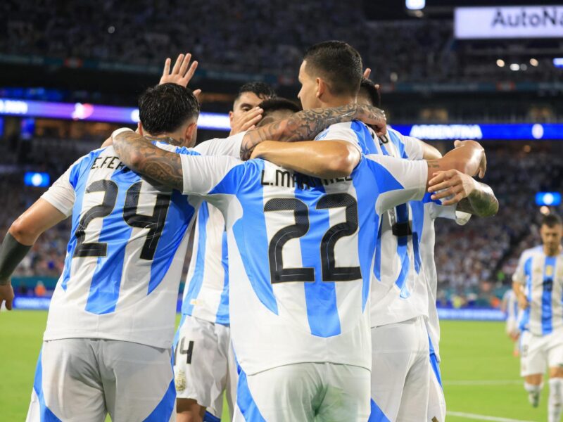 Futbolistas de Argentina fueron registrados este sábado, 29 de junio, al celebrar el segundo gol que Lautaro Martínez (c) le anotó a Perú, durante el partido de cierre del grupo A de la Copa América 2024, en el estadio Hard Rock de Miami (Di María)(Florida, EE.UU.. EFE/Cristóbal Herrera