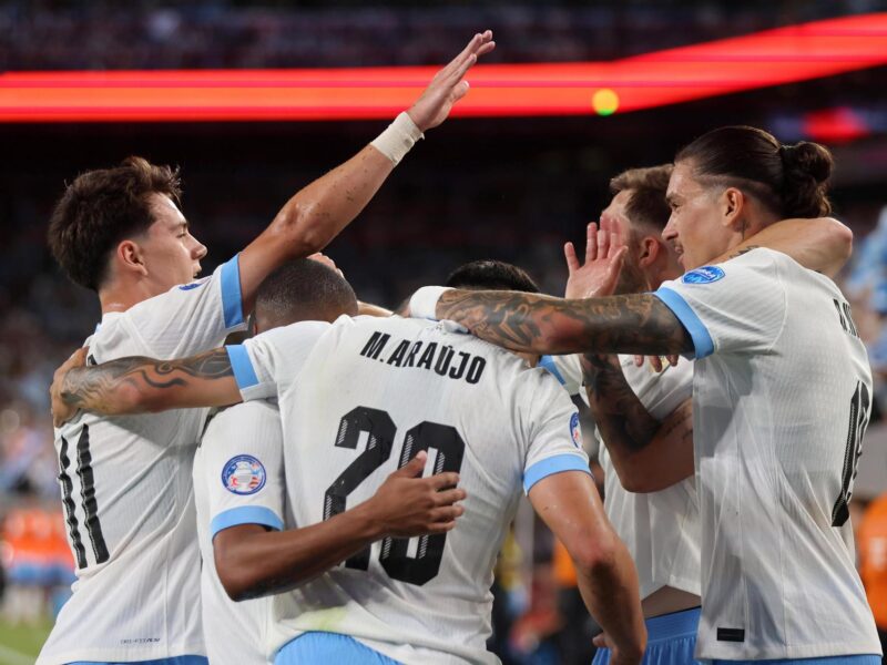 El delantero uruguayo Darwin Núñez (d) celebra su gol con sus compañeros de equipo durante la Copa América 2024. EFE/EPA/JUSTIN LANE
