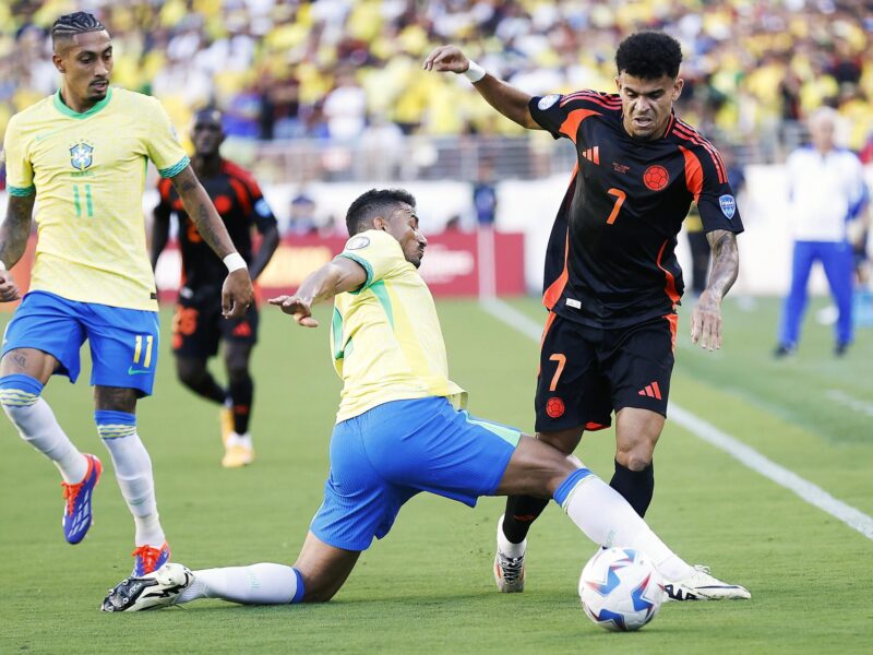 El lateral y capitán de la selección brasileña de fútbol, Danilo (c), fue registrado este martes, 2 de julio, al marcar el avance del delantero colombiano Luis Díaz, durante el partido de cierre del grupo C de la Copa América 2024, en el Levi´s Stadium de Santa Clara (California, EE.UU.). EFE/John G. Mabanglo