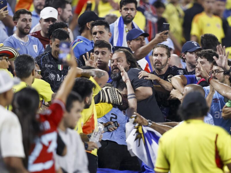 Aficionados de Uruguay y Colombia fueron registrados este miércoles, 10 de julio, al pelearse, al final de la segunda semifinal de la Copa América 2024, en las gradas del estadio Bank of America de Charlotte (Carolina del Norte). Colombia se impuso por 1-0 y accedió a la final. EFE/Brian Westerholt