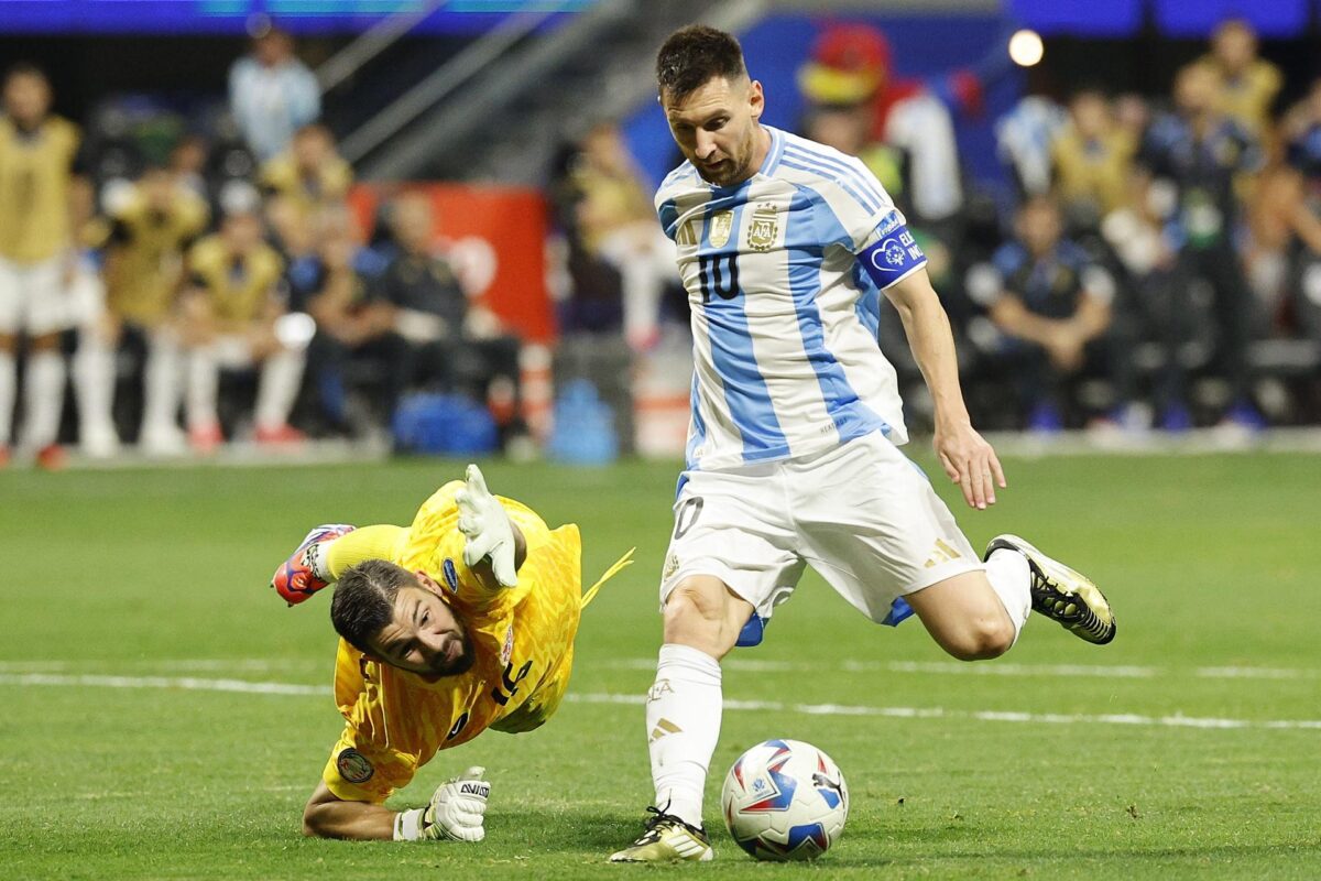 Lionel Messi (d) de Argentina intenta rodear a Maxime Crepeau (d) de Canadá durante la Copa América 2024. EFE/EPA/ERIK S. MENOR