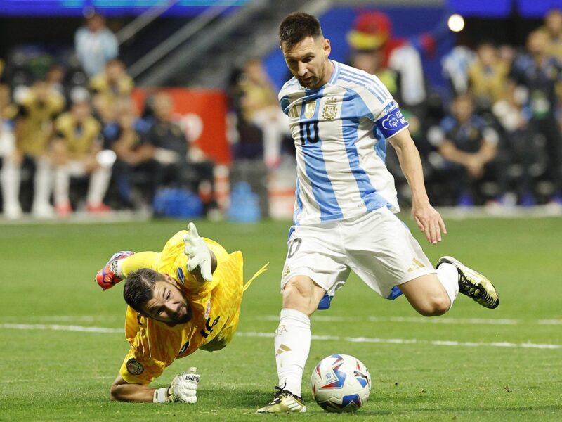 Lionel Messi (d) de Argentina intenta rodear a Maxime Crepeau (d) de Canadá durante la Copa América 2024. EFE/EPA/ERIK S. MENOR