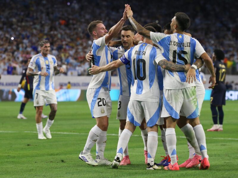 Jugadores de la selección argentina de fútbol fueron registrados este jueves, 4 de julio, al celebrar un gol que Lisandro Martínez le anotó a Ecuador, durante el primer partido de los cuartos de final de la Copa América 2024, en el estadio NRG de Houston (Texas, EE.UU.). EFE/Leslie Plaza