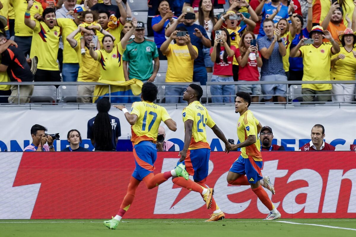Jhon Córdoba (C) de Colombia reacciona con Luis Díaz (d) y Johan Mojica (l) después de que Córdoba anotó el gol en la Copa América 2024. EFE/EPA/JUAN G. MABANGLO