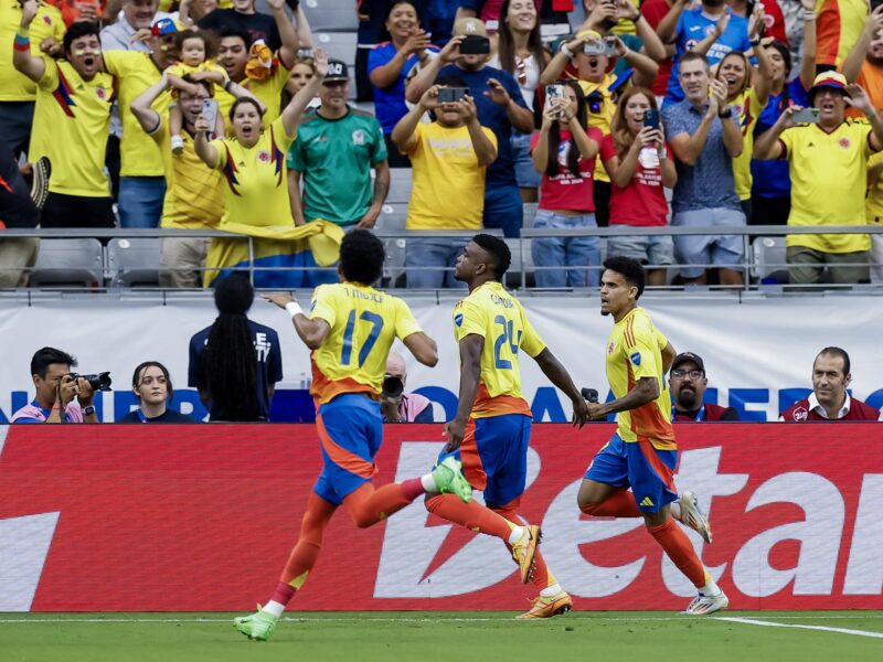 Jhon Córdoba (C) de Colombia reacciona con Luis Díaz (d) y Johan Mojica (l) después de que Córdoba anotó el gol en la Copa América 2024. EFE/EPA/JUAN G. MABANGLO