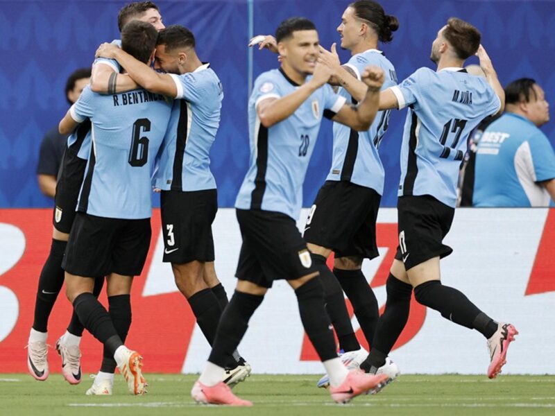 Rodrigo Bentancur de Uruguay (i) celebra con sus compañeros de equipo después de anotar contra Canadá durante la Copa América. EFE/EPA/ERIK S. MENOR