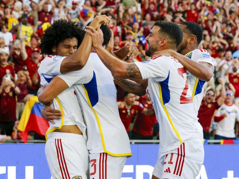 El atacante venezolano Eduardo Bello (i) fue registrado este domingo, 30 de junio, al celebrar el gol que le anotó a Jamaica, durante el partido de cierre del grupo B de la Copa América 2024, en el estadio Q2 de Austin (Texas, EE.UU.). EFE/Adam Davis
