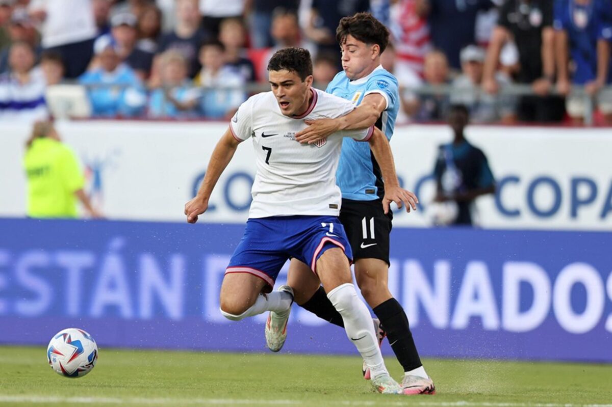 Giovanni Reyna de Estados Unidos (i) y Facundo Pellistri de Uruguay batalan por el balón durante la Copa América. EFE/EPA/WILLIAM PURNELL