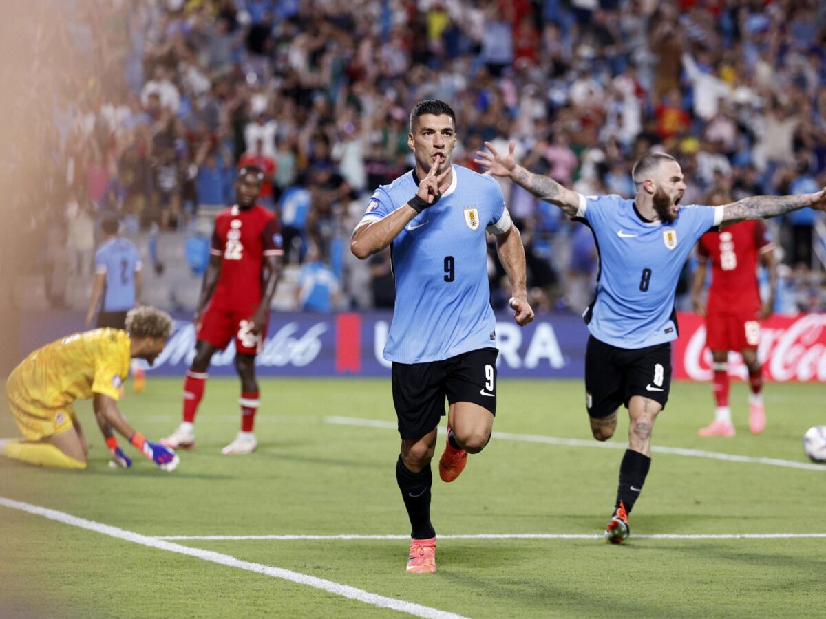 Luis Suárez de Uruguay (C) celebra con su compañero Nahitan Nandez en la  Copa América. EFE/EPA/ERIK S. MENOR