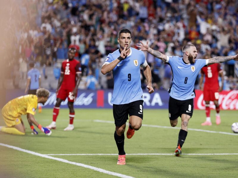 Luis Suárez de Uruguay (C) celebra con su compañero Nahitan Nandez en la  Copa América. EFE/EPA/ERIK S. MENOR