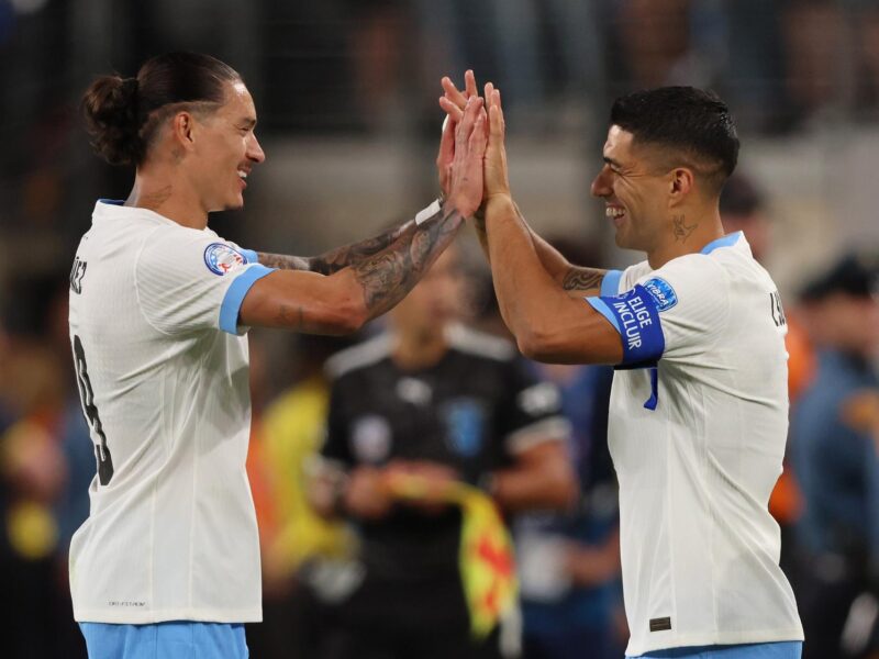 El delantero uruguayo Darwin Núñez (i) fue registrado el pasado 27 de junio al saludar a su compañero de equipo y también atacante Luis Suarez, quien lo sustituyó en el partido contra Bolivia válido por el grupo C de la Copa América 2024, en el estadio MetLife de East Rutherford (Nueva Jersey, EE.UU.). EFE/Justin Lane