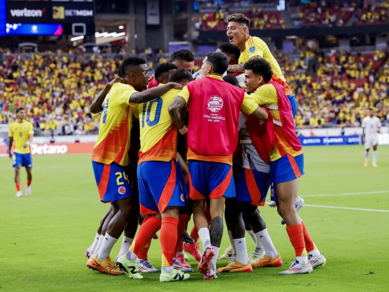 Jugadores de la selección colombiana de fútbol fueron registrados el pasado 6 de julio al celebrar el gol que Miguel Ángel Borja le anotó a Panamá, el quinto en el triunfo de los cafeteros por 5-0 a los canaleros por los cuartos de final de la Copa América, en el estadio State Farm de Glendale (Arizona, EE.UU.). EFE/John G. Mabanglo