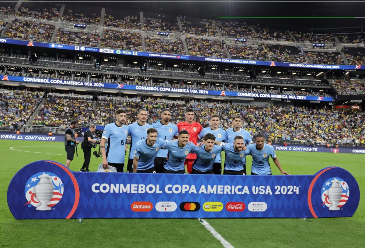 El equipo titular de Uruguay que se impuso por cobros penales a Brasil en los cuartos de final de la Copa América fue registrado el pasado 6 de julio en el estadio Allegiant de Las Vegas (Nevada, EE.UU.) EFE/Allison Dinner
