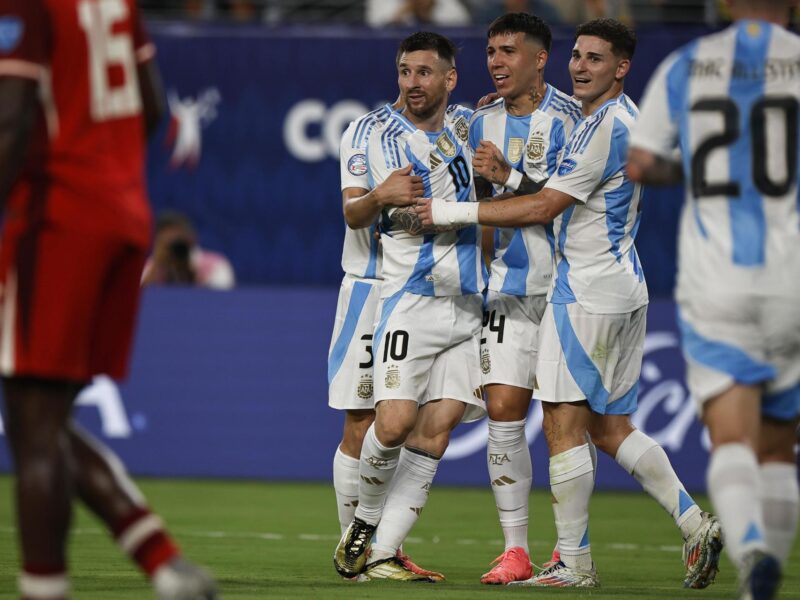 Lionel Messi (c), capitán de Argentina, fue registrado este martes, 9 de julio, al ser felicitado por sus compañeros, luego de que le anotara un gol a Canadá (su primero en el torneo), durante la primera semifinal de la Copa América 2024, en el estadio MetLife de East Rutherford (Nueva Jersey, EE.UU.). EFE/CJ Gunther